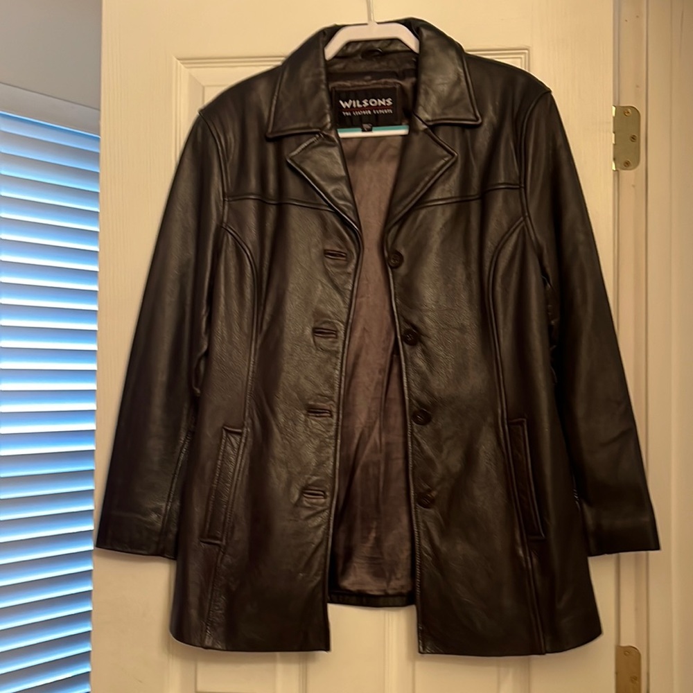 Nice heavy leather brown jacket. Ware is shown near buttons (see photos).